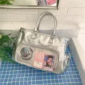 Bolso ita metalizado plateado con bolsillo delantero transparente para chapas y cartas. - Plateado