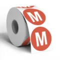 Nahaufnahme einer Rolle roter M-Größe Aufkleber für Kleidung und Verpackungsdetails im Detail. - M / Rot