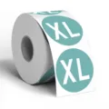 Rolle von XL Kleidergrößen Aufklebern, runde türkise Etiketten mit weißem Text, ideal zum Siegeln. - Blau