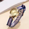 Primer plano reloj mujer cuarzo, caja dorada con correa lona rayas azul blanco rojo. - Azul Rojo Blanco Azul Blanco Rojo Azul
