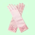 Gros plan détaillé de gants de costume de princesse en satin rose avec de jolies cravates. - Longueur environ 29cm / Rose