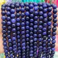 Vue détaillée de perles rondes en pierre précieuse violette pour des bijoux DIY. - Sodalite Optimisée