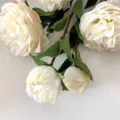 Primo piano dettagliato di rami di peonie bianche artificiali per decorazioni d'interni. - Bianco