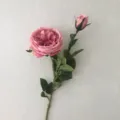 Primo piano dettagliato di un ramo di rosa artificiale rosa con fiore e bocciolo. - Rosa Scuro