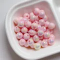Rosa schimmernde Perlen im Detail, ideal für DIY Handyketten und Schmuckherstellung. - Hellrosa