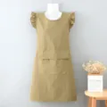 Grembiule in cotone kaki con volant sulle spalle e tasca frontale per uso in cucina. - Kaki