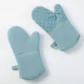 Dettaglio del guanto da forno in silicone con presa testurizzata e dorso in tessuto. - Mano Sinistra / Celeste