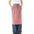 Dettaglio di grembiule corto in puro cotone stile retro, con lacci e doppie tasche. - 128*71 / Rosa