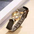 Reloj de cuarzo elegante para mujer con caja ovalada dorada y diamantes en la correa - Verde oliva