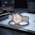 Vista dettagliata orologio quarzo donna cinturino pelle bianca cassa oro rosa quadrante. - Azzurro