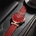 Elegante reloj de pulsera de cuarzo para mujer con esfera roja texturizada y correa de cuero. - Rojo