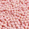 Dettaglio di perle rotonde perlate rosa, ideali per la creazione di gioielli fai-da-te e ciondoli. - Rosa / 8mm