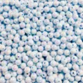 Primo piano di perline iridescenti azzurre perlate, sfere lucide distanziatrici per bigiotteria. - Azzurro / 8mm