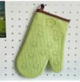 Dettaglio guanto da forno in silicone con stampa rilievo zampa di gatto antiscivolo e termoresistente. - 28*18 / Verde