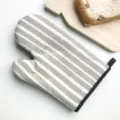 Guanto da forno isolante con righe grigie e bianche, perfetto per cucina e cottura. - Guanti / Strisce Grigio Bianco