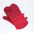Comodi guanti da forno in silicone rosso, resistenti al calore per cucina e microonde. - Rosso