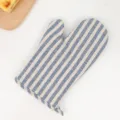 Guanto da forno resistente al calore in cotone e lino a righe blu e bianche per cottura in cucina. - strisce blu
