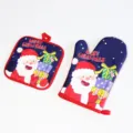 Primo piano dettagliato del set guanto da forno e presa pentola natalizio con Babbo Natale. - Set Guanto + Tappetino