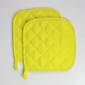 Gros plan détaillé de maniques matelassées jaune vif montrant des coutures soignées et du tissu doux. - Lot de 2 / Jaune