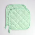 Set presine trapuntate in cotone, quadrati verdi menta per cucina con pratica asola da appendere. - Confezione da 2 / Verde tenero