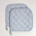 Vue détaillée de la manique matelassée en coton bleu clair avec attache pour la cuisine. - Lot de 2 / Gris clair
