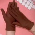 Dettagli dei guanti da donna in spandex marrone elastico con un ricamo molto elegante. - Taglia unica / Caffè