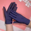 Dettaglio in primo piano di guanti protettivi solari in spandex blu scuro con ricamo floreale. - Taglia unica / Blu navy