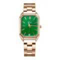 Primo piano dettagliato dell'elegante orologio al quarzo quadrato con quadrante verde. - Tre Borchie Verde