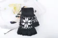 Guanti senza dita in maglia calda per uomo e donna con motivo a fiocco di neve alla moda. - Taglia unica / Nero