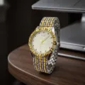 Detalle del elegante reloj de cuarzo bicolor con bisel de estrás y marcadores rojos. - Bicolor Esfera Blanca