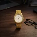 Reloj de cuarzo de aleación dorada con bisel de estrás y esfera brillante con diamantes. - Carcasa Dorada Esfera Blanca