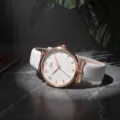 Elegante reloj de cuarzo para mujer con correa de cuero blanco caja de oro rosa y detalle de lazo. - Blanco