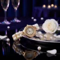 Vista detallada de un reloj de pulsera de perlas con bisel de estrás en una bandeja. - Rhinestones Flotantes / Dorado