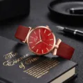 Elegante reloj de cuarzo para mujer con esfera en relieve de hoja roja y caja dorada rosa. - Rojo