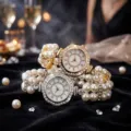 Elegante reloj de cuarzo para mujer con pulsera elástica de perlas dobles y pedrería brillante. - Escala Numérica Floral / Dorado