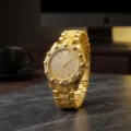 Reloj de cuarzo dorado para mujer con esfera brillante de diamantes y correa elegante. - Dorado
