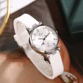 Orologio al quarzo minimalista con cinturino in silicone bianco e dettagli a cuore. - Orologio con Cinturino in Silicone Bianco
