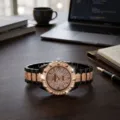 Primer plano detalle de reloj mujer cuarzo con esfera brillante y correa bicolor elegante. - Bicolor Negro Oro Rosa