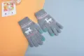 Primo piano di guanti in maglia invernali touch screen con simpatico motivo a renna e fodera. - Taglia unica / Grigio