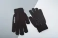 Gros plan sur des gants tactiles en tricot d'hiver dotés d'un motif antidérapant pour homme. - Taille unique / Café Uni Antidérapant