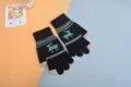 Détail de gants en tricot tactiles chauds d'hiver, motif de cerf mignon, confort quotidien. - Taille unique / Noir