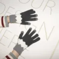 Gros plan detail des gants tricotés tactiles d'hiver chauds avec un design de blocs. - Gris ondulé