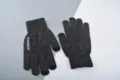 Gros plan sur les gants tactiles en tricot d'hiver, tissu texturé, détails antidérapants. - Taille unique / Noir Chiné Antidérapant