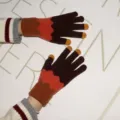 Gros plan de gants tactiles en tricot d'hiver avec motif de vagues coloré et matière chaude. - Café Ondulé