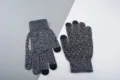 Gros plan sur des gants tactiles en tricot noir et blanc avec des points antidérapants. - Taille unique / Noir et Blanc Chiné Antidérapant