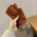 Gants dehiver tricotés en marron pour hommes et femmes, idéaux par temps froid. - Couleur caramel