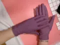 Vista dettagliata di guanti da sole in spandex viola sottile da donna con delicato ricamo. - Taglia unica / Viola