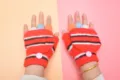 Gants d'hiver pour enfants en tricot demi-doigts, design rayé mignon avec boutons pratiques. - 2-6 ans / Rouge