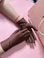 Vue détaillée de gants marron à pois blancs, montrant la texture fine du tissu et un design élégant. - Taille unique / Café Pois