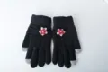 Vue détaillée de gants tactiles tricotés d'hiver pour femmes avec jolie décoration florale. - Taille unique / Noir